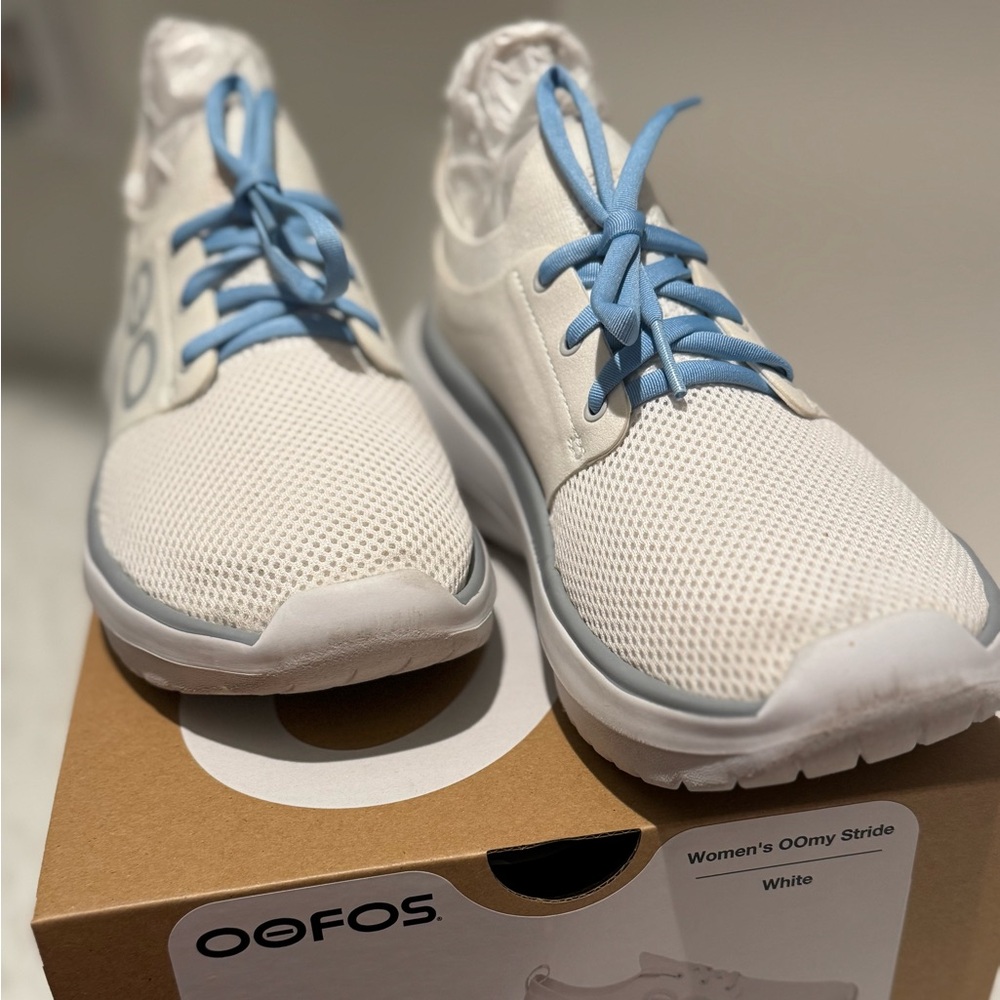 Size 8.5 - OOFOS Women's OOmgy Stride White Shoes with Blue Laces 🩵